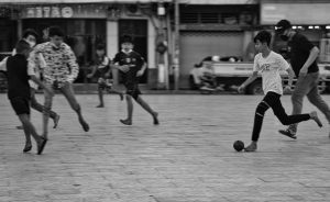 O Encanto do Futebol de Rua: Onde as Ruas Se Tornam Estádios